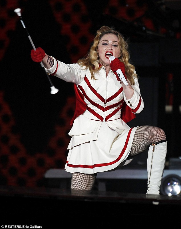 madonna-mua-cot-cuc-sung-de-an-mung-tour-dien-mdna