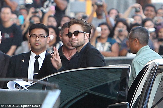 robert-pattinson-thua-nhan-minh-vo-gia-cu