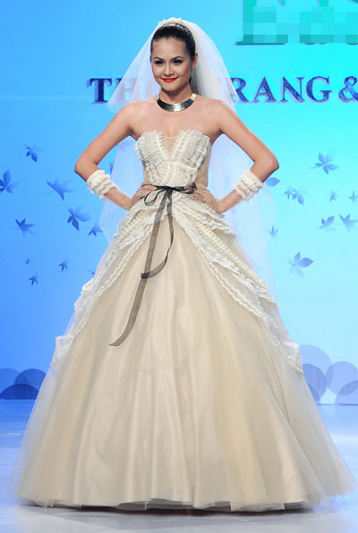 thanh-hang-tro-lai-catwalk-sau-2-thang-dong-phim