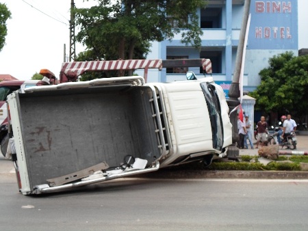 quang-binh-xe-o-to-lat-nghieng-tren-duong-3-nguoi-may-man-thoat-chet