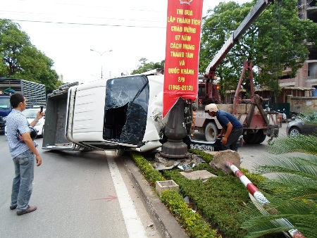 quang-binh-xe-o-to-lat-nghieng-tren-duong-3-nguoi-may-man-thoat-chet