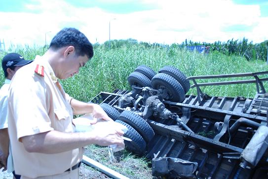 kinh-hoang-xe-tai-lao-xuong-vuc-gan-cau-phu-my