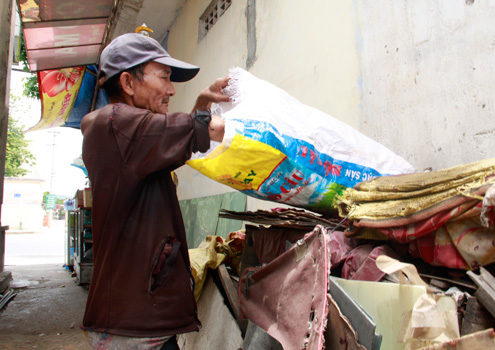 ong-lao-neo-don-doi-mua-tinh-nguyen-gac-tau