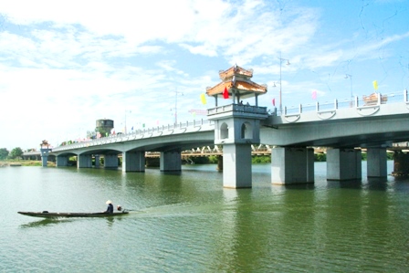 hue-ngam-cau-duong-bo-lon-nhat-vua-bac-qua-song-huong