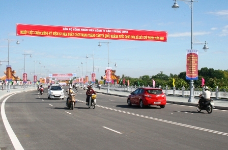 hue-ngam-cau-duong-bo-lon-nhat-vua-bac-qua-song-huong