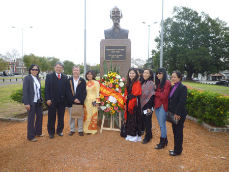 khanh-thanh-tuong-dai-ho-chi-minh-o-buenos-aires