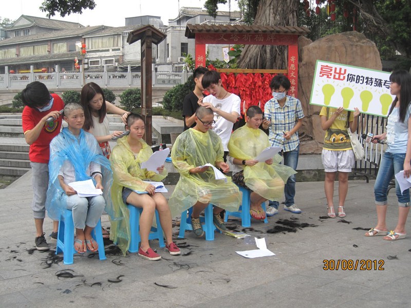 tq-nu-sinh-cao-troc-dau-bieu-tinh-doi-tuyen-sinh-cong-bang