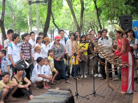 tet-doc-lap-tren-duong-pho-tp-ho-chi-minh