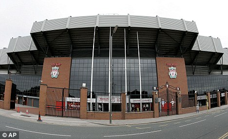 4-ke-sat-nhan-lan-tron-tren-san-anfield