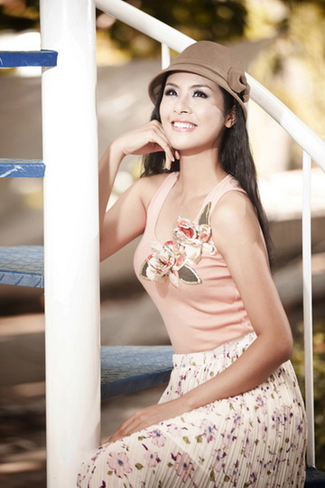 ngoc-han-chon-vay-xuong-pho-mua-thu