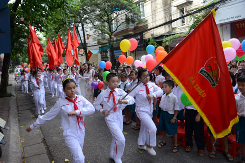 hoc-sinh-thu-do-khai-giang-duoi-long-duong