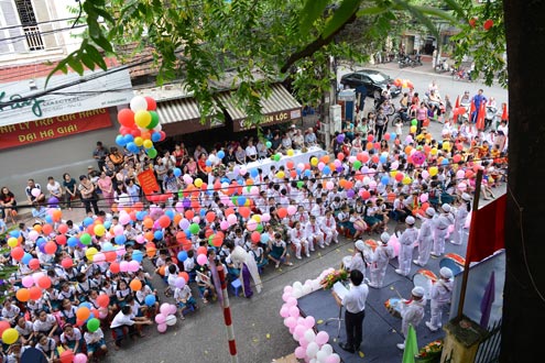 hoc-sinh-thu-do-khai-giang-duoi-long-duong