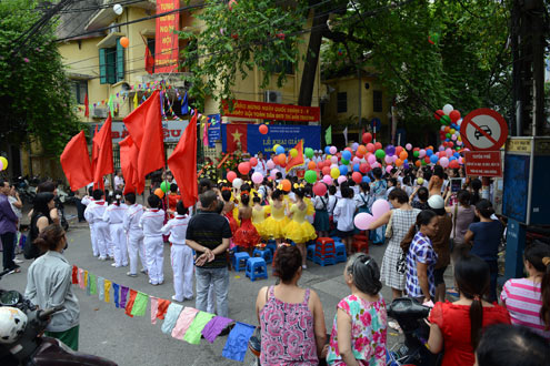 hoc-sinh-thu-do-khai-giang-duoi-long-duong