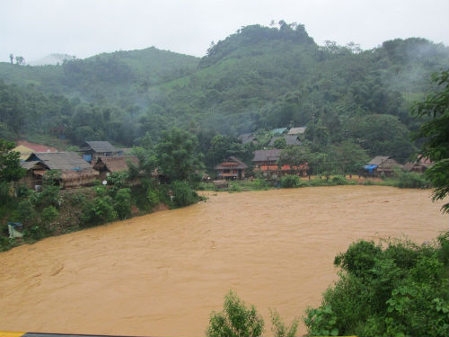 nguoi-dan-mien-trung-bi-co-lap-trong-lu-som