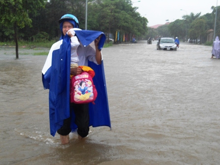 nghe-an-phu-huynh-do-dam-don-con-trong-bien-nuoc