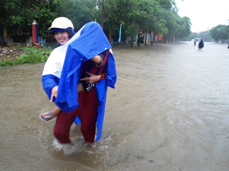 nghe-an-phu-huynh-do-dam-don-con-trong-bien-nuoc