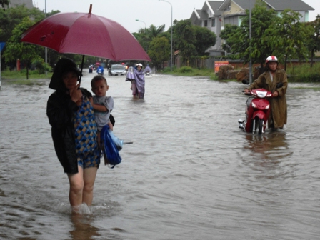 nghe-an-phu-huynh-do-dam-don-con-trong-bien-nuoc