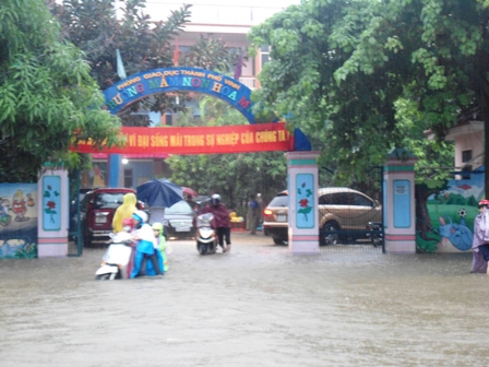 nghe-an-phu-huynh-do-dam-don-con-trong-bien-nuoc