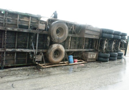 Thanh Hóa: Ô tô chở gỗ nằm vạ bên quốc lộ