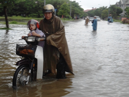 nghe-an-phu-huynh-do-dam-don-con-trong-bien-nuoc