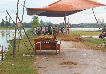 lu-dang-cao-mot-chau-be-chet-duoi-trong-san-bong