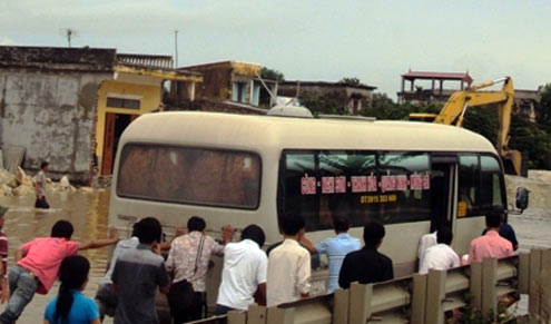 hang-nghin-phuong-tien-boi-tren-quoc-lo-1a