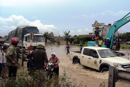 hang-nghin-phuong-tien-boi-tren-quoc-lo-1a