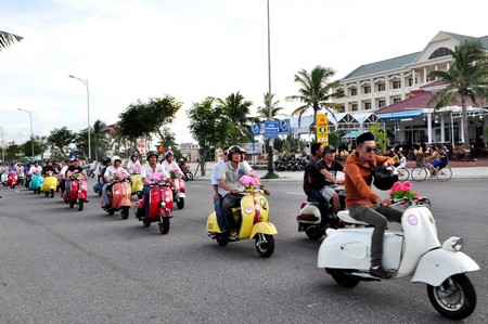 da-nang-hang-tram-ban-tre-tham-gia-le-hoi-cuoi-lon-nhat-mien-trung