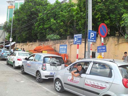 dong-phuc-taxi-chuyen-nguoc-doi-gay-lang-phi-tien-ti