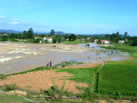 vo-dap-nuoc-hang-tram-nguoi-dan-so-tan