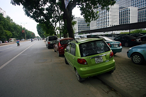 xe-hop-do-ngang-doc-tren-tuyen-duong-ngoai-giao