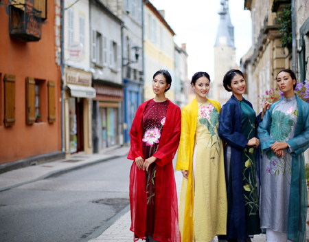 ngam-ao-dai-viet-toa-sang-tren-dat-phap