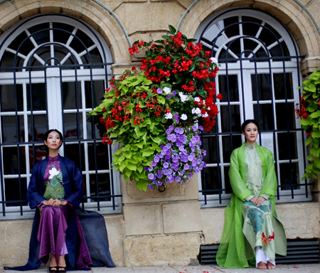 ngam-ao-dai-viet-toa-sang-tren-dat-phap