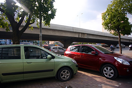 xe-hop-do-ngang-doc-tren-tuyen-duong-ngoai-giao