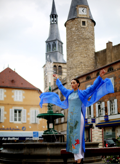 ngam-ao-dai-viet-toa-sang-tren-dat-phap