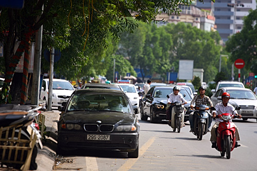 xe-hop-do-ngang-doc-tren-tuyen-duong-ngoai-giao