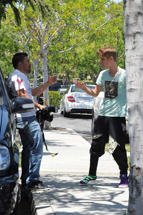 ustin-bieber-lai-au-da-voi-paparazzi