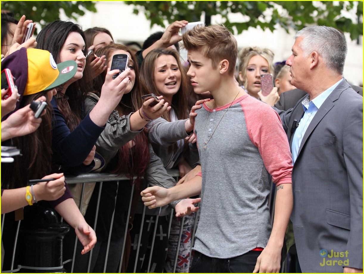 ustin-bieber-lai-au-da-voi-paparazzi