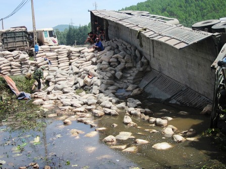 nghe-an-container-cho-xi-mang-lao-xuong-ao-nuoc