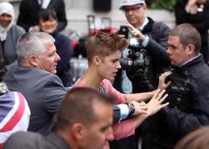 ustin-bieber-lai-au-da-voi-paparazzi