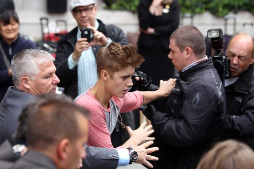 ustin-bieber-lai-au-da-voi-paparazzi