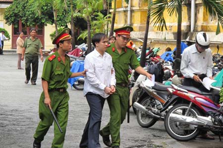 duoc-ban-gai-nhi-ga-yeu-van-phai-chiu-13-nam-tu