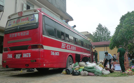 quang-tri-xe-cho-hang-lau-lao-thang-vao-canh-sat-giao-thong