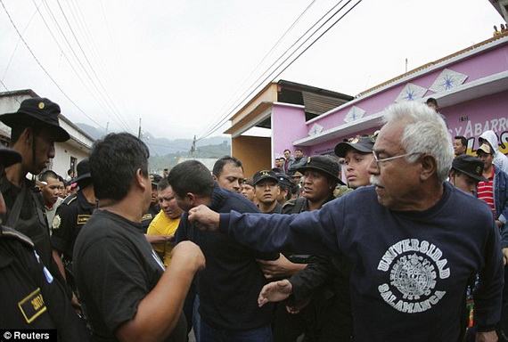 guatemala-giet-nguoi-den-mang-ngay-tai-cho