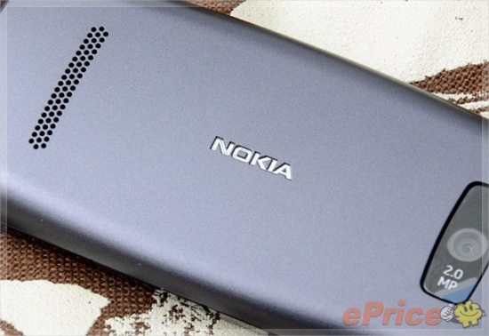 ngam-nokia-asha-305-hai-sim-gia-19-trieu-dong