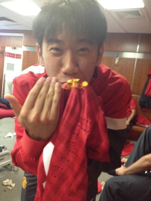 kagawa-gio-ngon-tay-thoi-old-trafford-sap-day-song