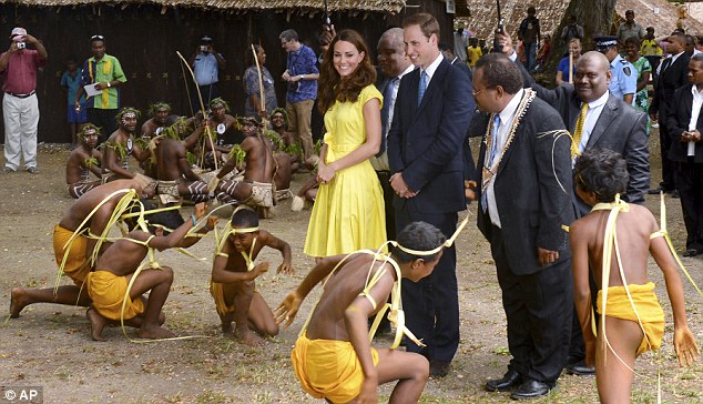 dan-dao-coi-tran-dong-kho-chao-don-cong-nuong-kate-middleton