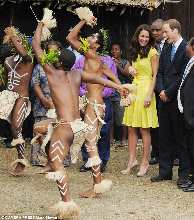 dan-dao-coi-tran-dong-kho-chao-don-cong-nuong-kate-middleton