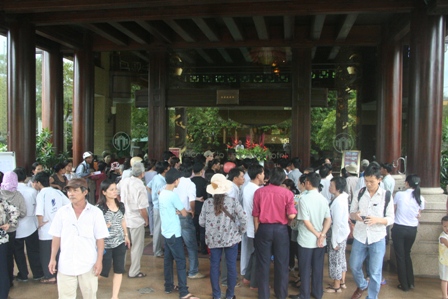 hue-hang-tram-nguoi-bao-vay-khach-san-de-xin-chua-benh