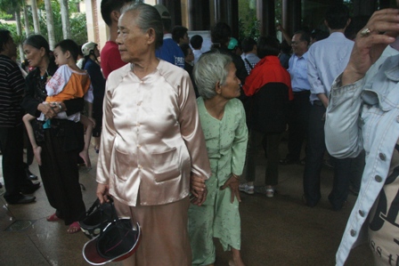 hue-hang-tram-nguoi-bao-vay-khach-san-de-xin-chua-benh